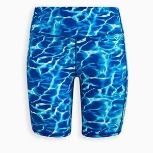 TORRID PERFORMANCE CORE 9 INCH ACTIVE BIKE SHORT size med/Large NWT